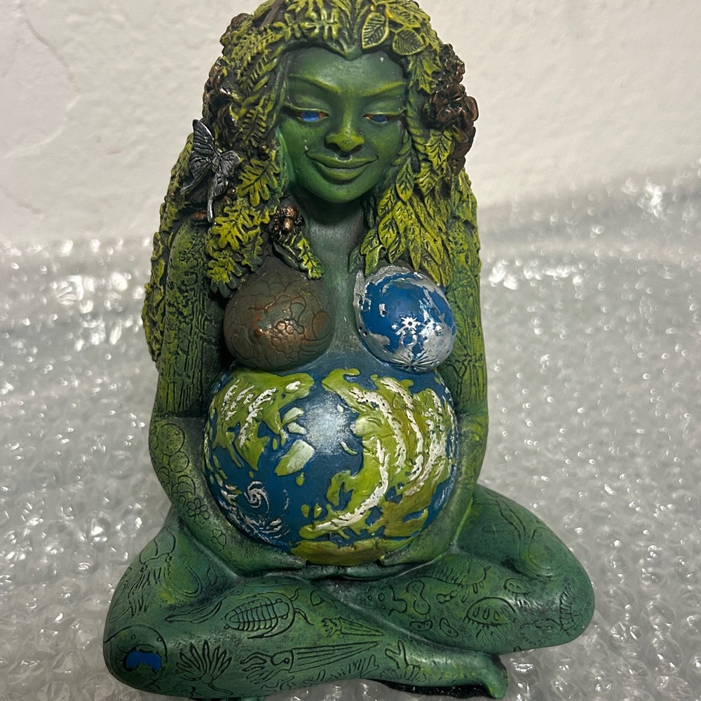 Ebros Gift Millennial Gaia Mother Earth Goddess statue excellent condition